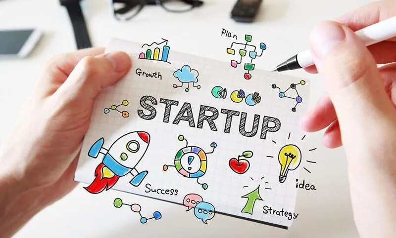 Người mới nên bắt đầu từ vấn đề cụ thể, kiểm chứng nhu cầu và phát triển sản phẩm ở quy mô nhỏ trước khi mở rộng.