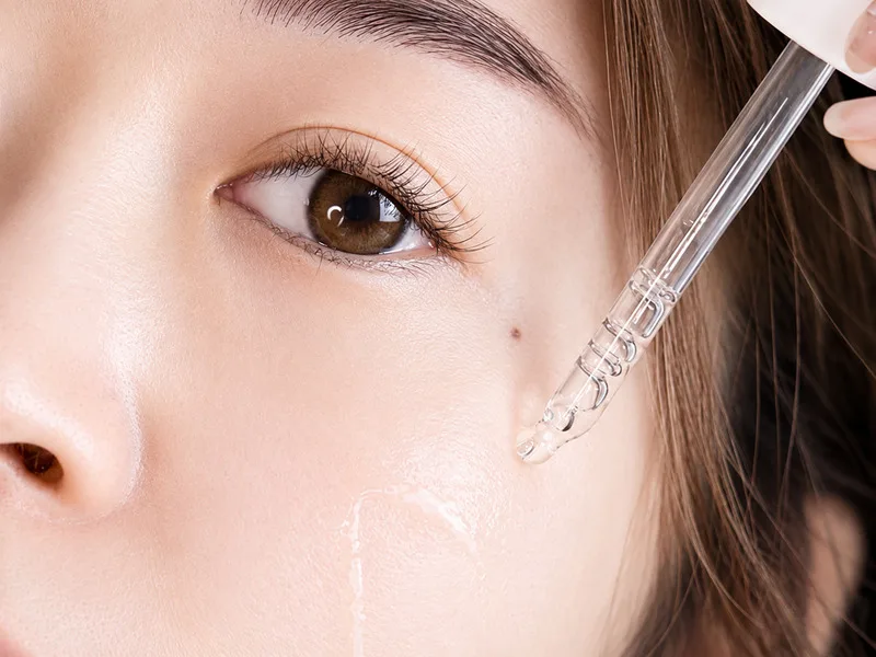 Da dầu có thể lựa chọn serum niacinamide hoặc serum phục hồi có kết cấu nhẹ để hạn chế cảm giác bí da