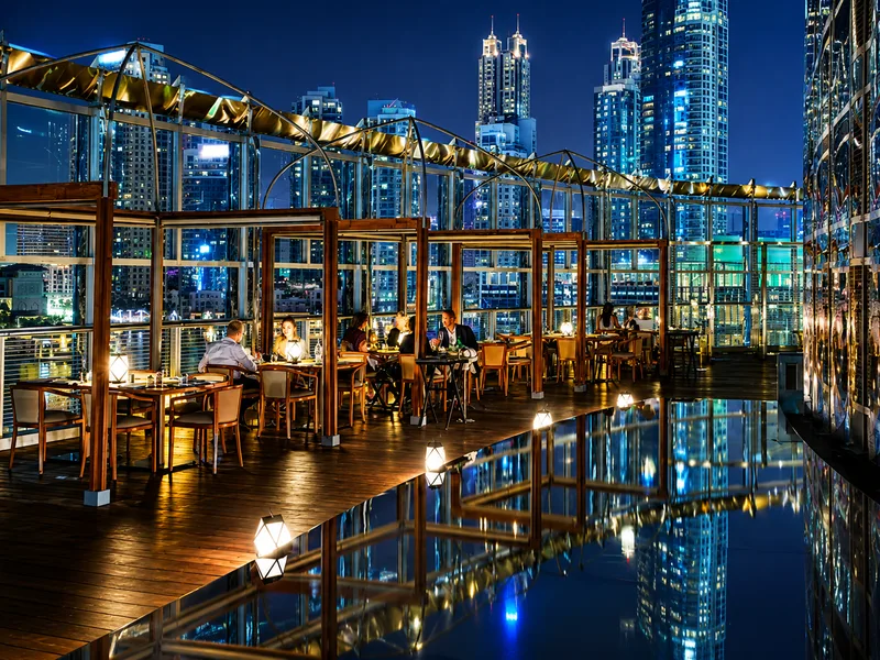 Bên trong Burj Khalifa có căn hộ, khách sạn, văn phòng và các đài quan sát ở độ cao hàng trăm mét.