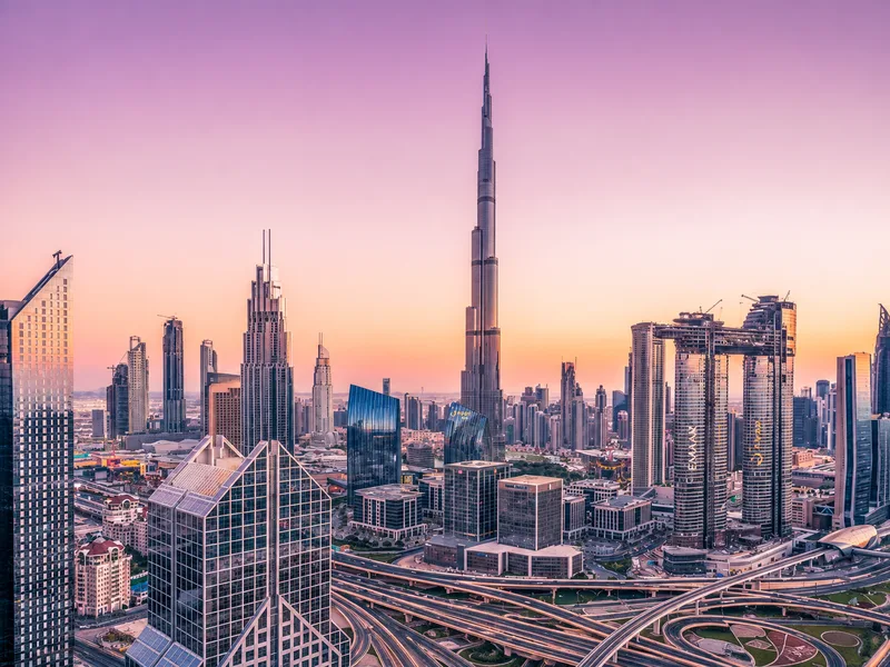 Burj Khalifa giữ kỷ lục trong nhóm tòa nhà hoàn thành, nhưng cần phân biệt với tháp viễn thông và các cấu trúc khác.