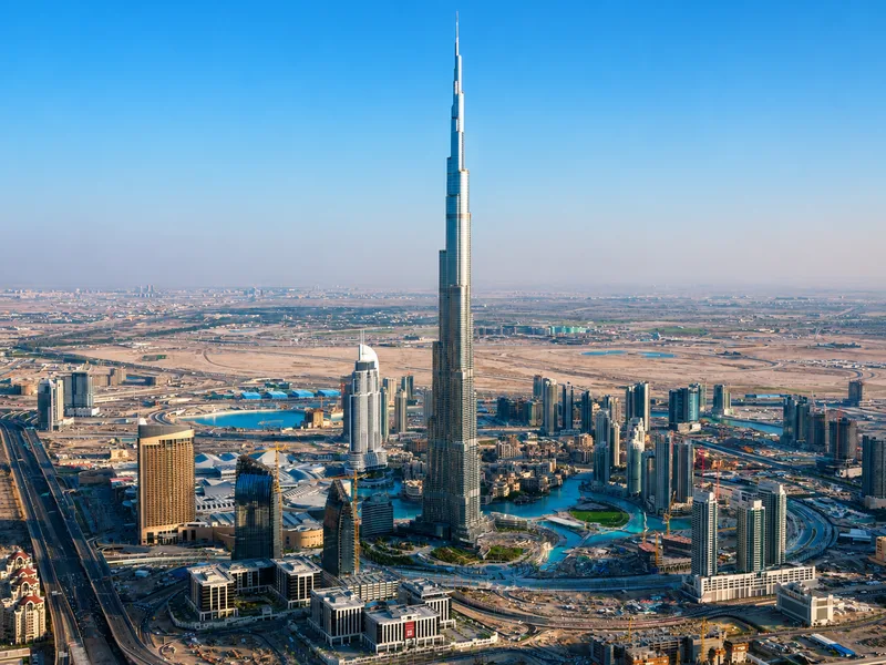 Burj Khalifa tại Dubai hiện là tòa nhà cao nhất thế giới với chiều cao kiến trúc 828 m.