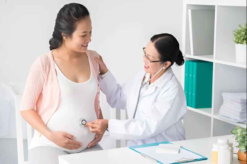 Thai phụ đang dùng thuốc hoặc có bệnh lý nền nên trao đổi với bác sĩ để xác định lịch uống canxi phù hợp và an toàn.